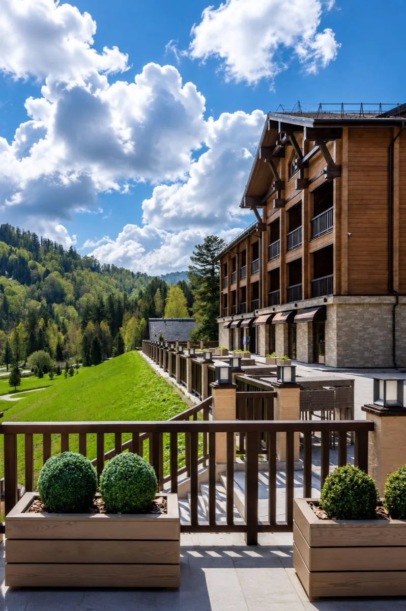 Курортная территория Altay Resort с озером и вечерней подсветкой